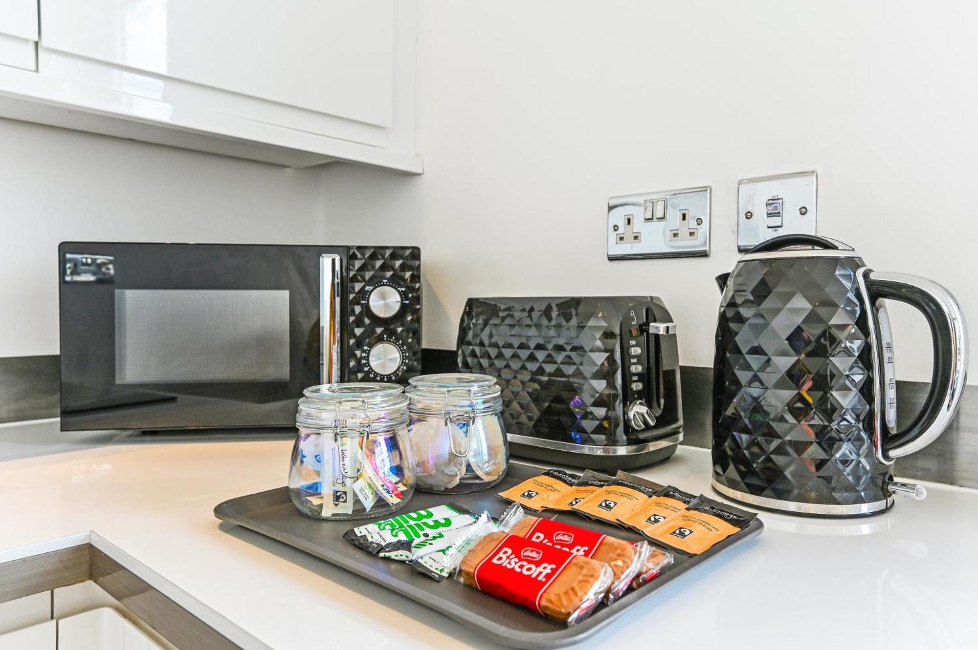 Family 1 Bed Apt Near Cardiff City Centre, Free Parking, Quiet, Secure Neighbourhood Bagian luar foto